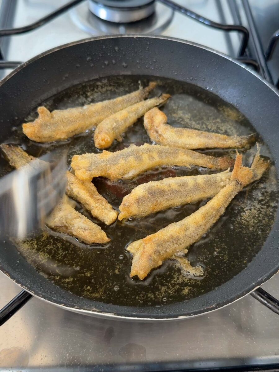 Lorsqu’elle est suffisamment chaude, plongez les poissons dans l’huile.
