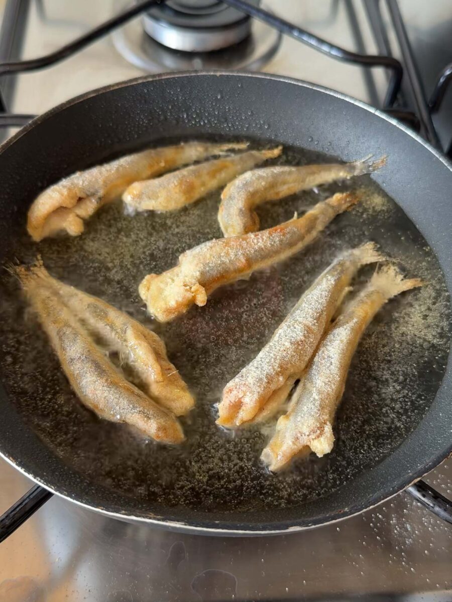 Faites chauffer l’huile dans une poêle profonde ou une friteuse.