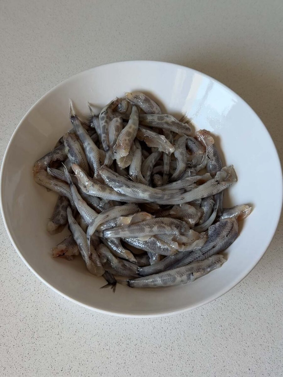 Commencez par nettoyer les poissons si cela n’a pas déjà été fait, puis rincez-les…