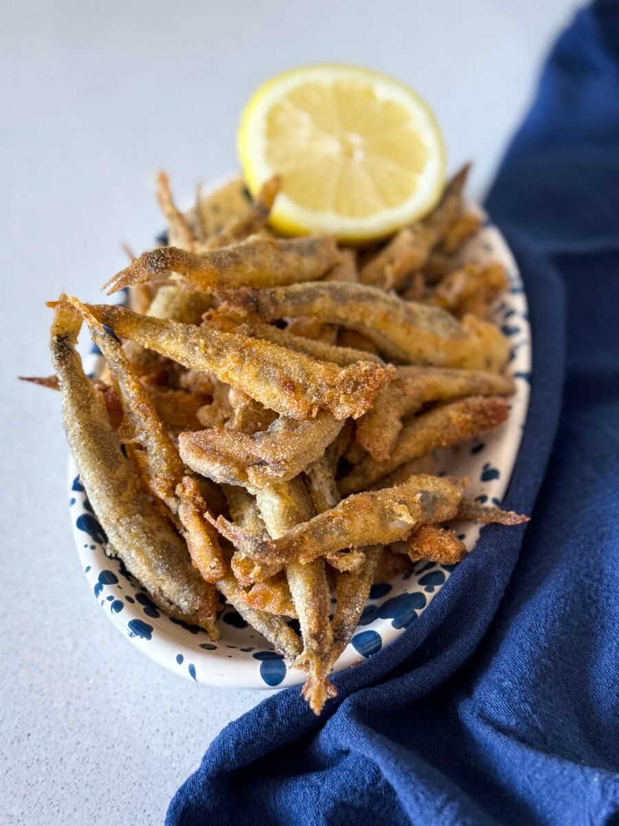 Égouttez les petits poissons frits sur du papier absorbant et servez immédiatement avec…