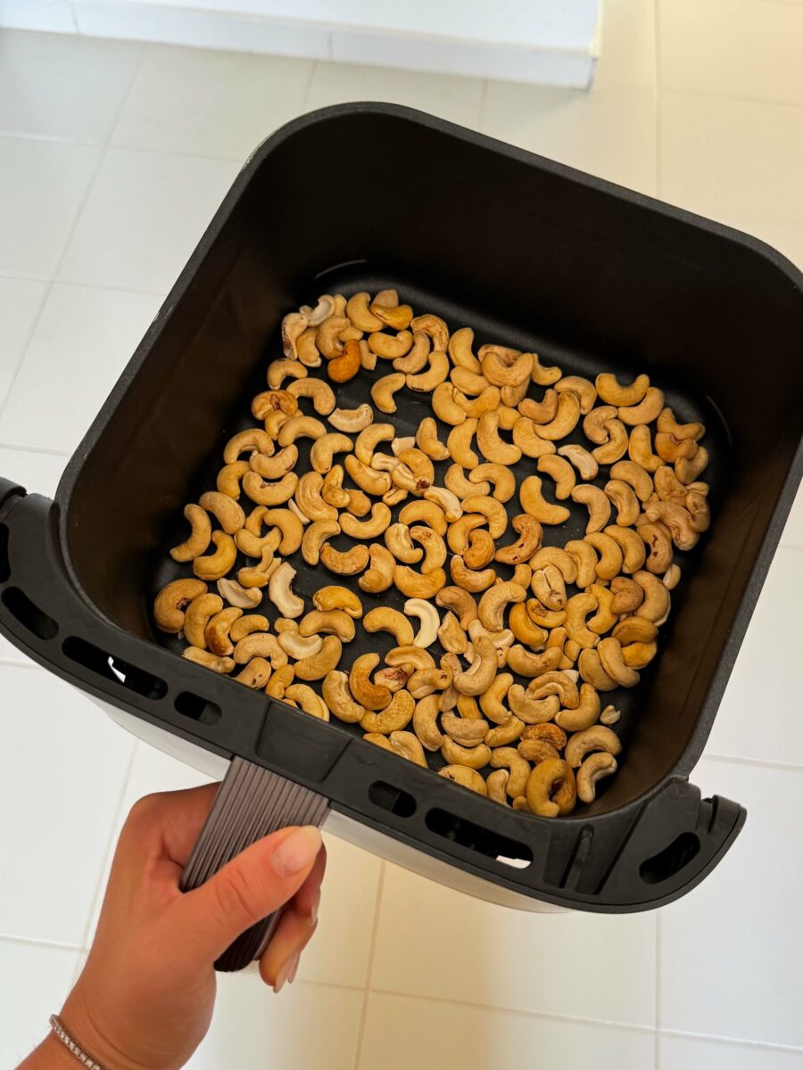 Répartissez les noix de cajou dans votre airfryer (ou une plaque pour aller au four) et…